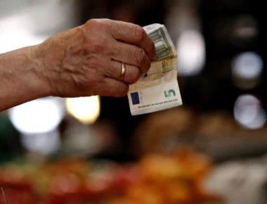 Παρά τις διαβεβαιώσεις για το αντίθετο έρχεται «μαχαίρι» στις συντάξεις του Δημοσίου έως και 210 ευρώ το μήνα